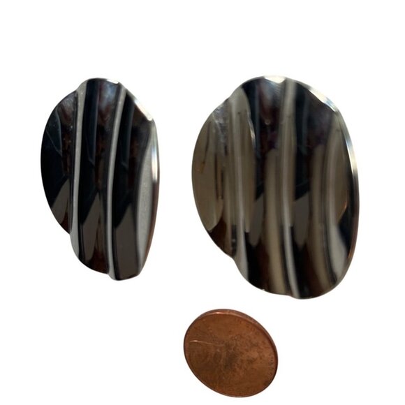 2 Pairs Of Vintage Metal Earrings Rippled Silver & Textured Silver Round Designs - Picture 9 of 9
